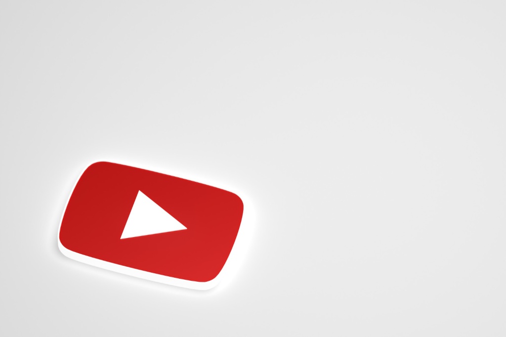 YouTube 15 ноября стал полностью доступен на мобильных устройствах в России