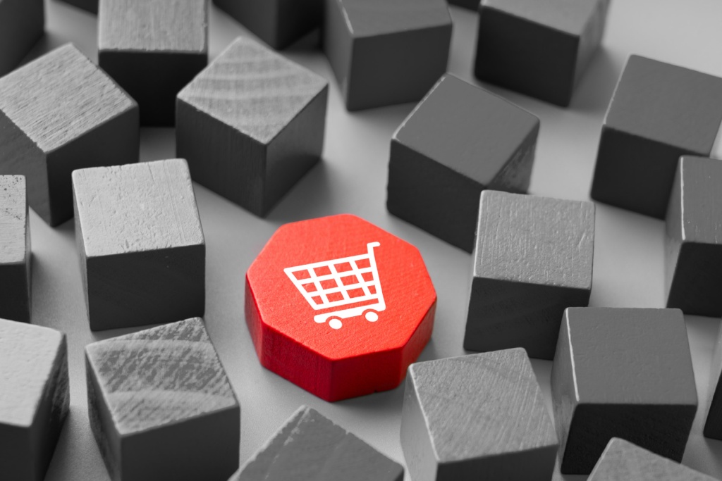 Маркетплейсы зачищают площадки: копии одежды Эпштейна сняты с продажи