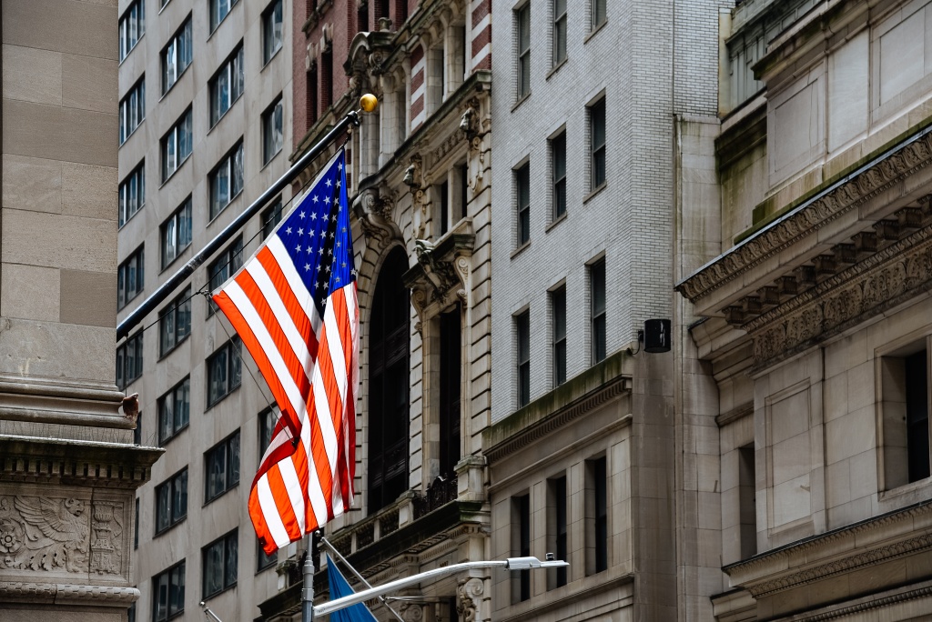 США переносят сроки торговых соглашений, сохраняя угрозу пошлин для БРИКС