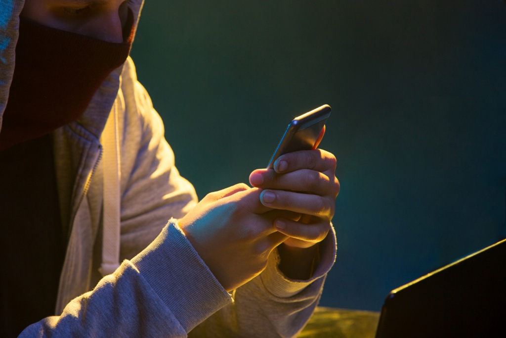 Жители нескольких сел Псковской области поддались на уловки мошенников, предлагающих заработать на инвестициях