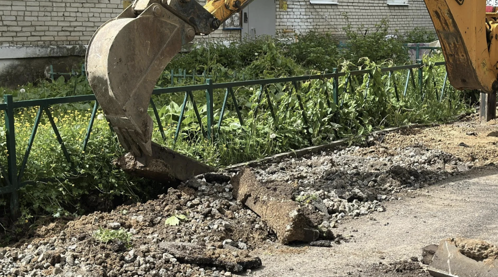 Двор в микрорайоне Росхмель подмосковного Пушкинского преображается: комплексное благоустройство завершится к 12 июля — появятся новый асфальт и свежие газоны