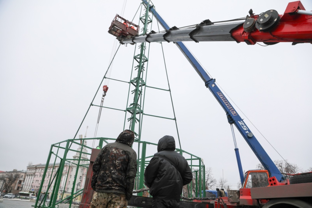 В Воронеже приступили к сборке главной новогодней ели В Воронеже приступили к сборке главной новогодней ели