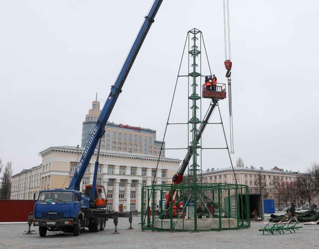В Воронеже приступили к сборке главной новогодней ели В Воронеже приступили к сборке главной новогодней ели