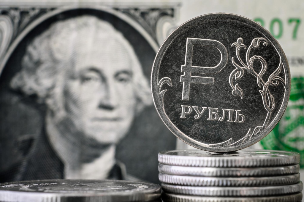 Рубль укрепляется: курс доллара опустился ниже 75 рублей