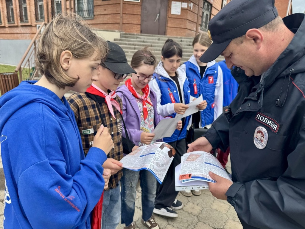 Красноярская полиция и представители "Движения первых" провели беседу со школьниками на тему вреда национализма