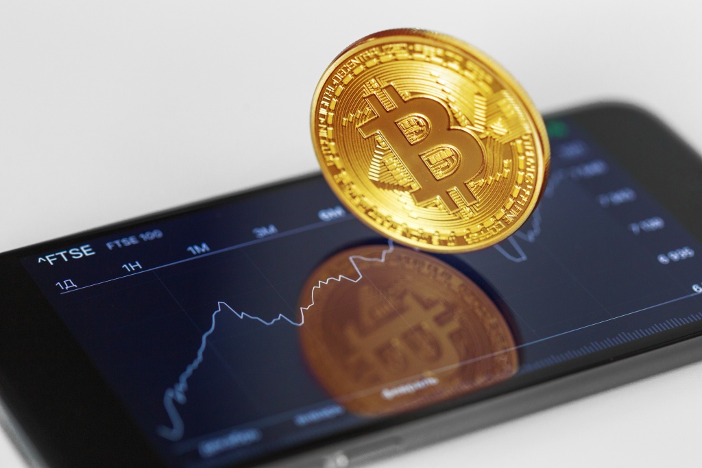 Биткоин подешевел до 62,3 тысячи долларов после недавнего подорожания