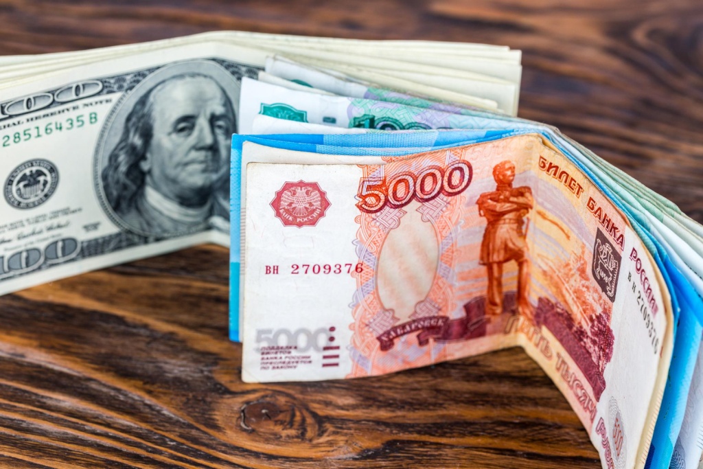 Россияне в марте в четыре раза чаще обменивали доллары, чем евро Россияне в марте в четыре раза чаще обменивали доллары, чем евро