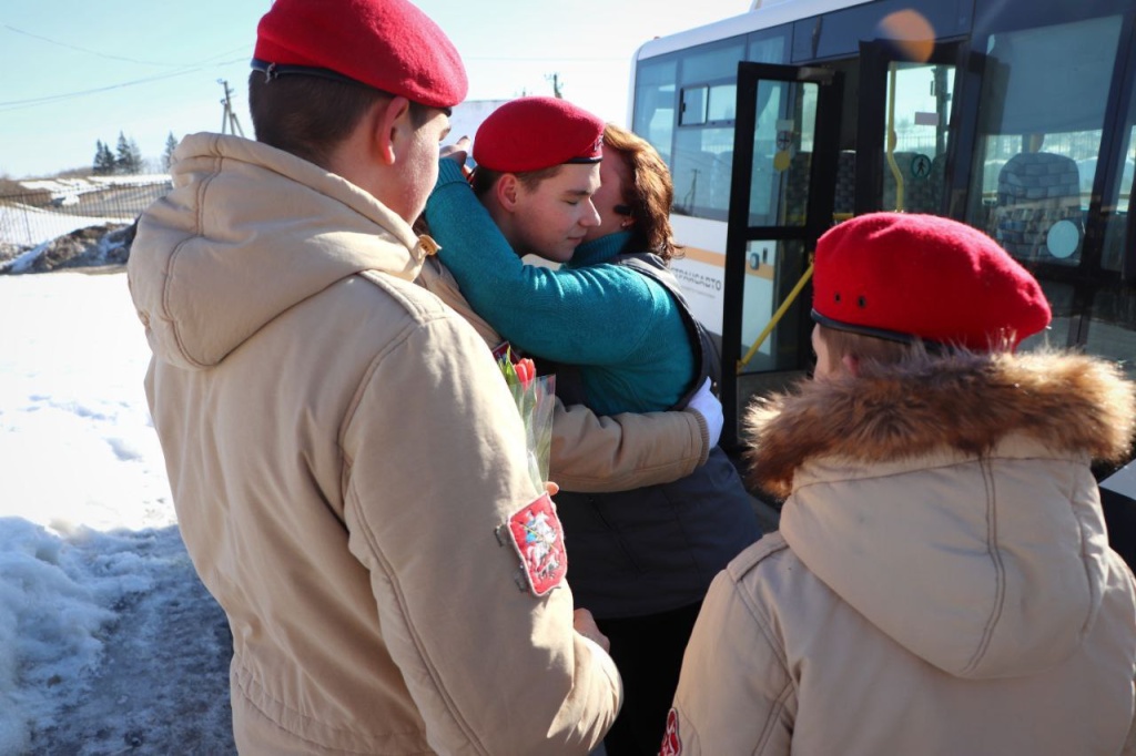 Школьники Волоколамска поздравили с праздником весны единственную женщину-водителя