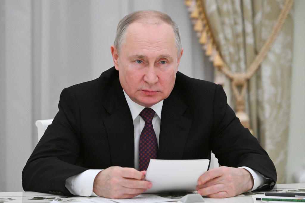 Путин подписал закон о специальных налоговых льготах для «русских офшоров» Путин подписал закон о специальных налоговых льготах для «русских офшоров»