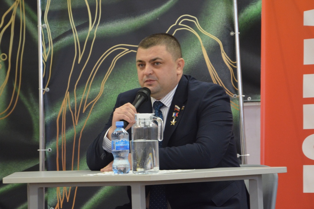 Андрей Дьяченко встретился со школьниками Воронежа: «Каждый должен быть готов встать на защиту Родины»