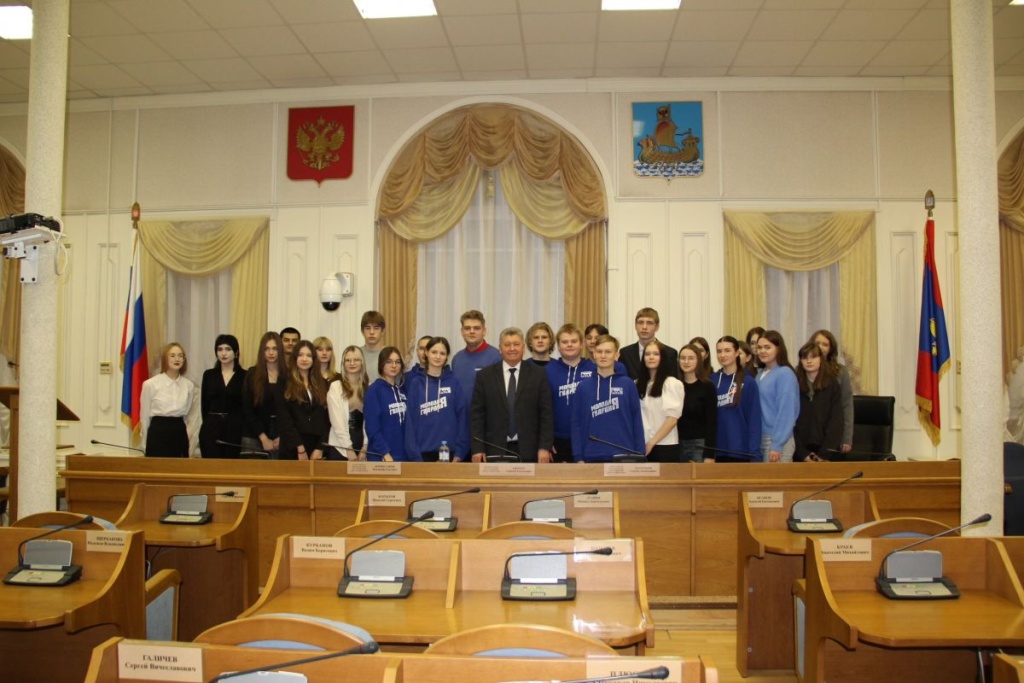 Председатель Костромской областной Думы Алексей Анохин провел открытый урок парламентаризма для молодогвардейцев