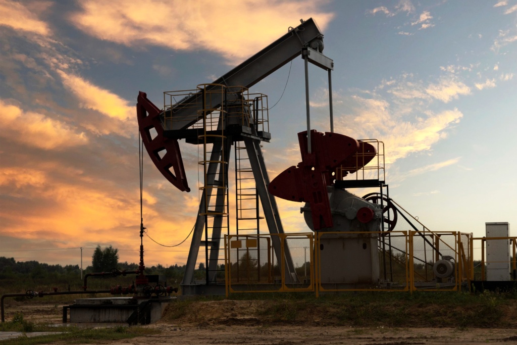 Нефть на максимуме: рынок реагирует на риски и новые поставки Нефть на максимуме: рынок реагирует на риски и новые поставки