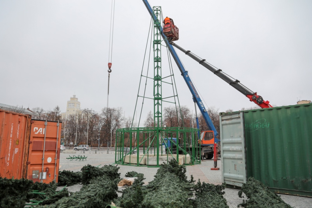 В Воронеже приступили к сборке главной новогодней ели В Воронеже приступили к сборке главной новогодней ели